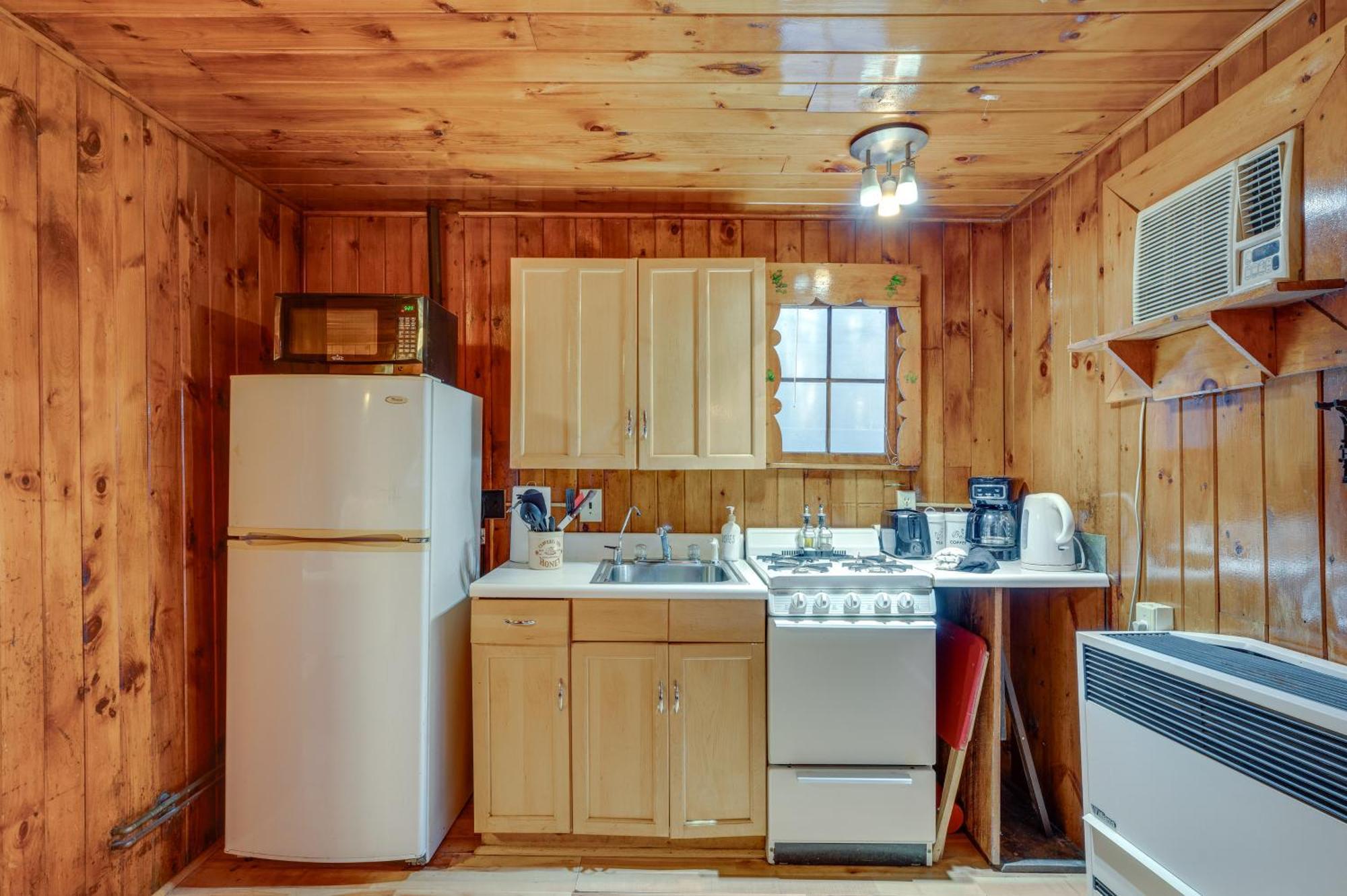 Cozy Laconia Studio With Pool Access - 2 Mi To Lake! Apartman Kültér fotó