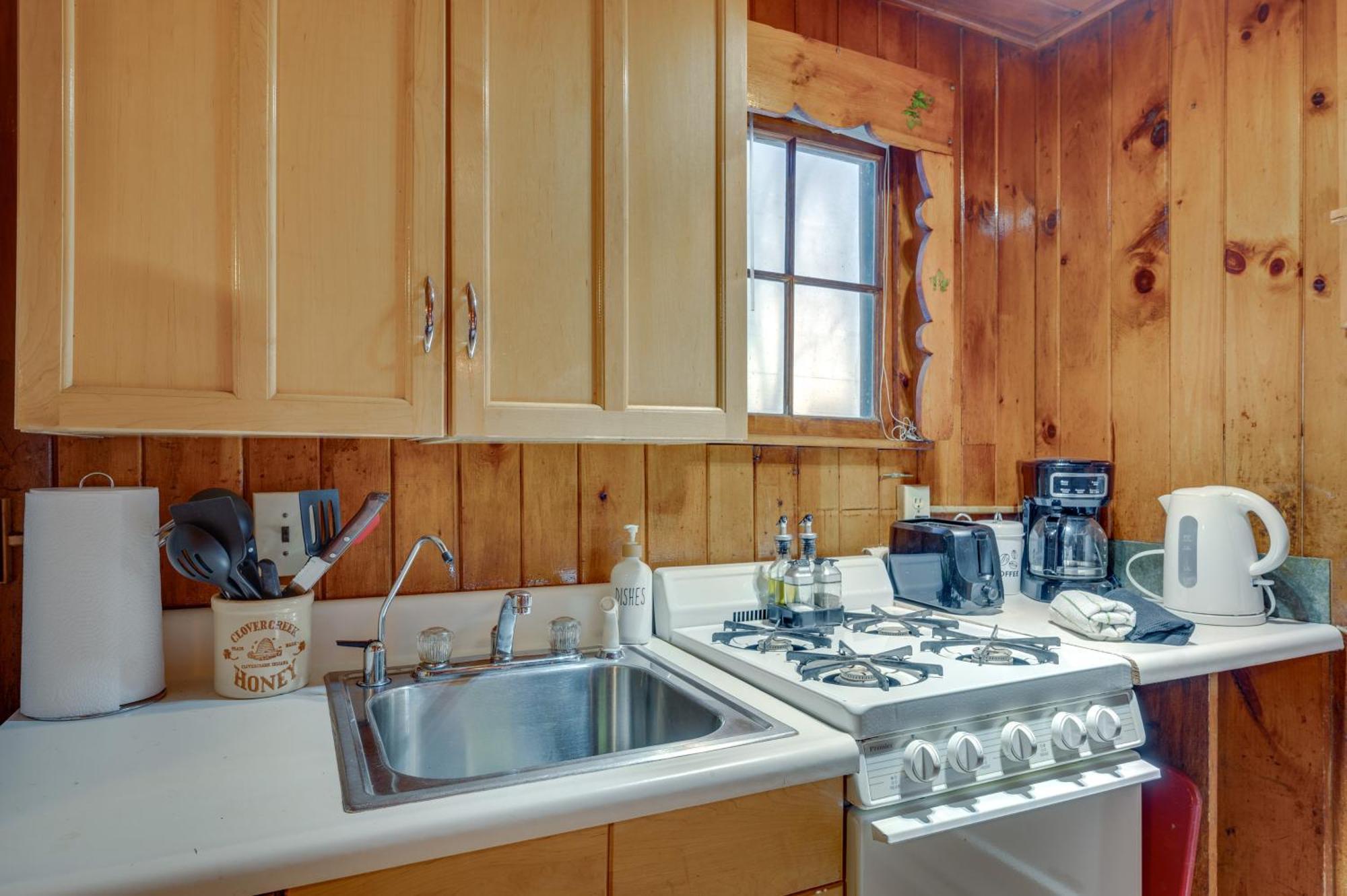 Cozy Laconia Studio With Pool Access - 2 Mi To Lake! Apartman Kültér fotó